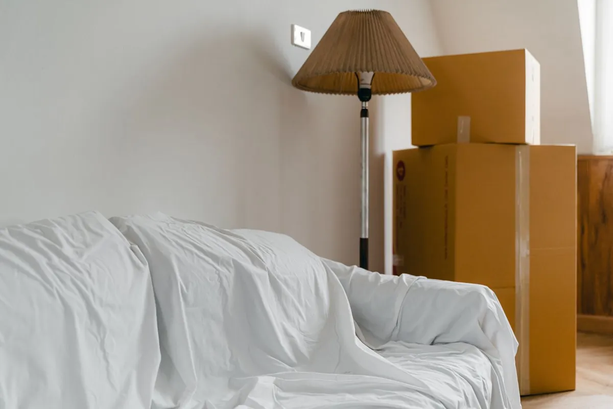 Umzugsvorbereitung mit Kartons und Hausrat – Symbolbild zu Bernau und dem Berliner Umland