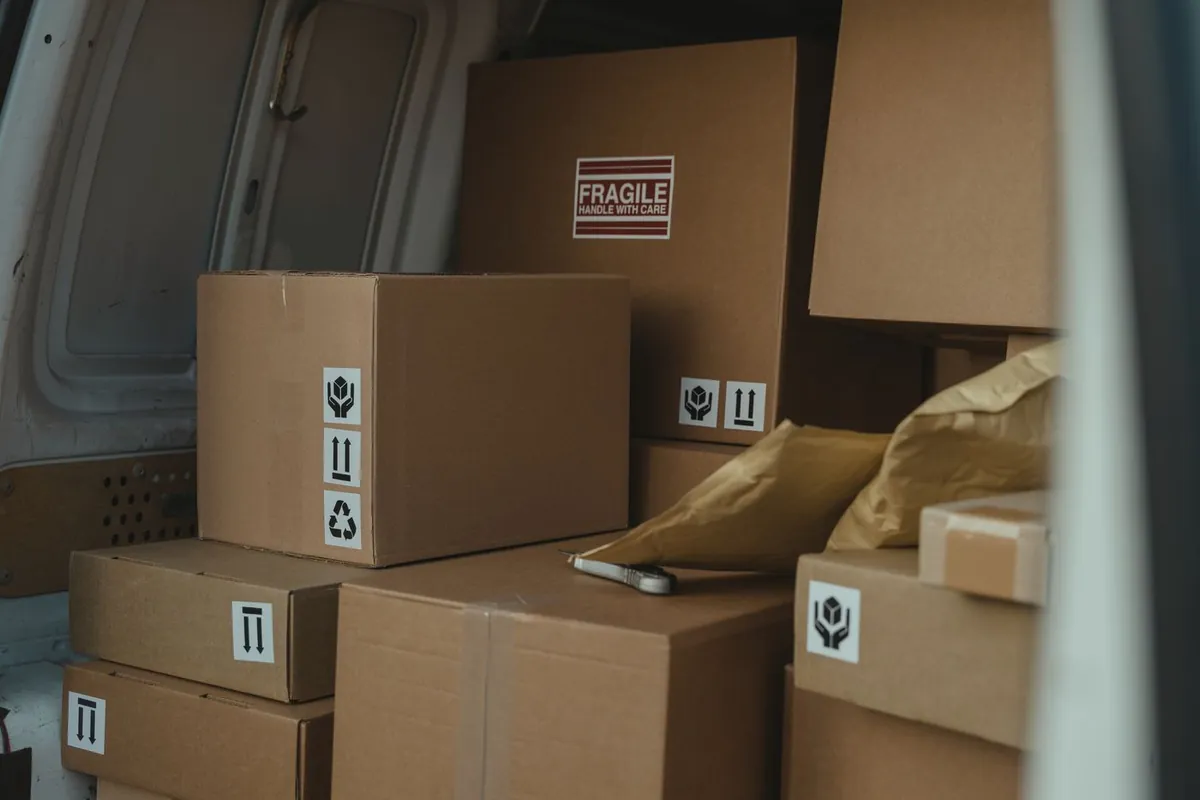 Transport- und Packarbeiten bei einem Umzug – Symbolbild zu der Routenplanung von Bernau nach Berlin