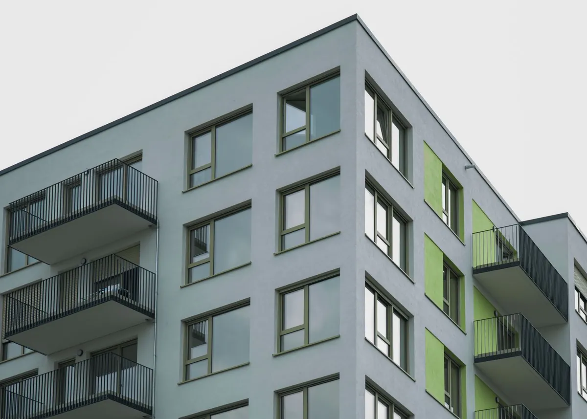 Umzugsvorbereitung mit Kartons und Hausrat – Symbolbild zu der Routenplanung von Bernau nach Berlin
