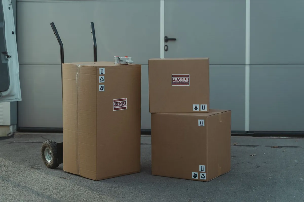 Transport- und Packarbeiten bei einem Umzug – Symbolbild zu einem Firmenumzug in Bernau