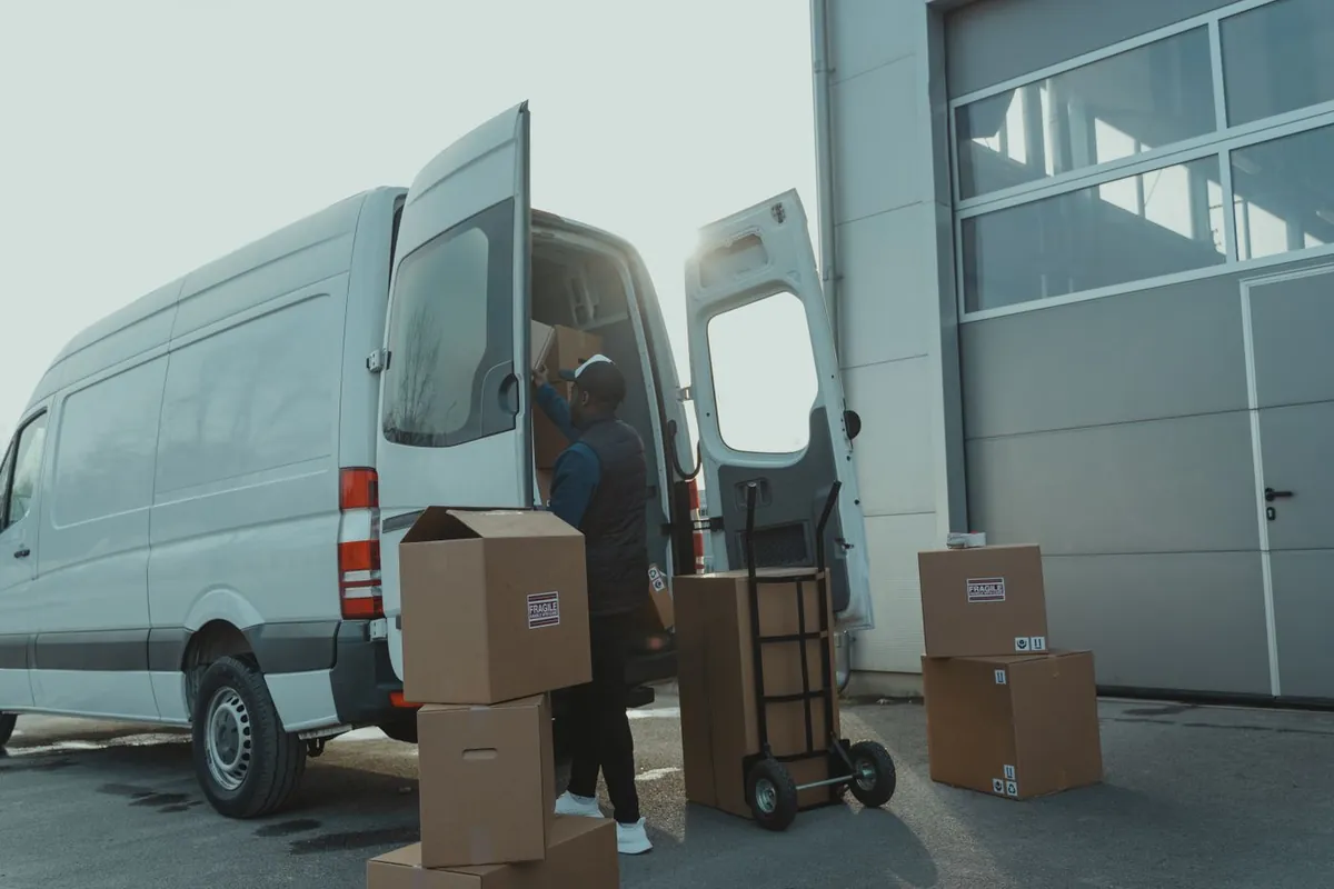 Transport- und Packarbeiten bei einem Umzug – Symbolbild zu Bernau und dem Berliner Umland